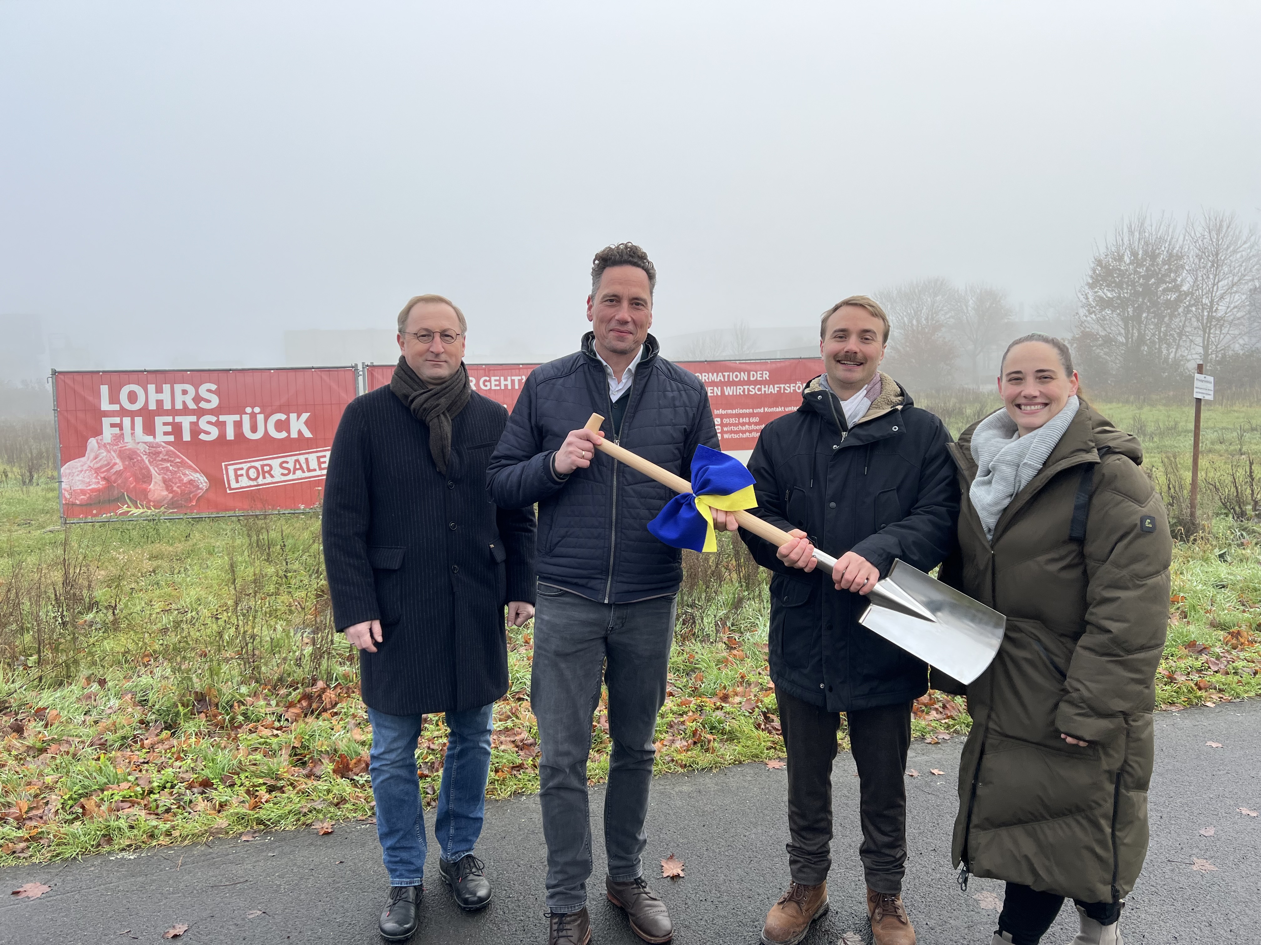 Bürgermeister Dr. Paul übergibt einen symbolischen Spaten an die Künzinger Gruppe Bürgermeister Dr. Paul übergibt einen symbolischen Spaten an die Künzinger Gruppe