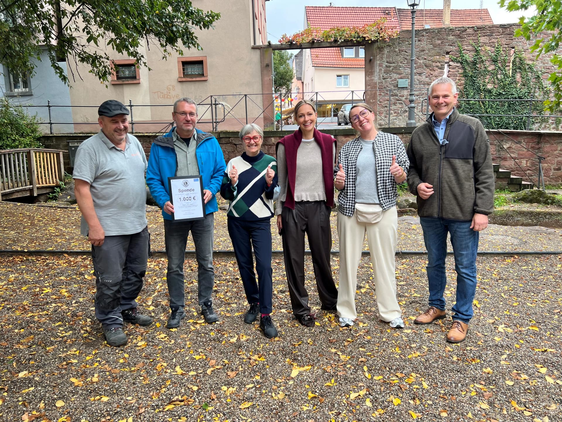 Von links nach rechts: Ewald Engelhaupt Leiter Bauhof, Frank Riedmann Präsident Lions Club, Christiane Werthmann Vorsitzende Weihnachtsmarkverein, Angelika Winkler Vorsitzende Werbgemeinschaft Lohr, Katja Bundschuh (Arbeitskreis Schneewittchen), Dirk Rieb (Erster Bürgermeister Stadt Lohr).