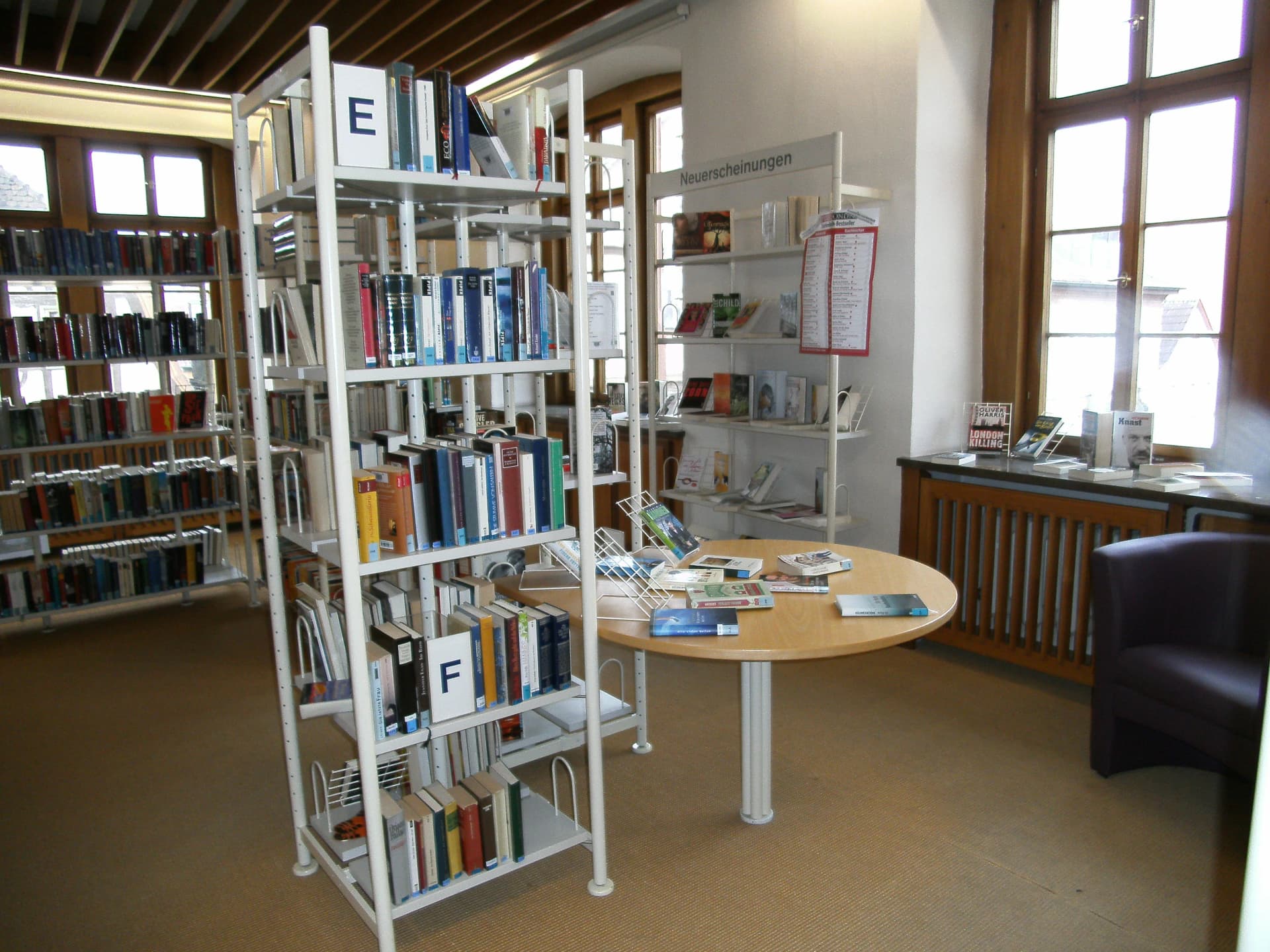 Blick in die Bücherauswahl der Stadtbibliothek.