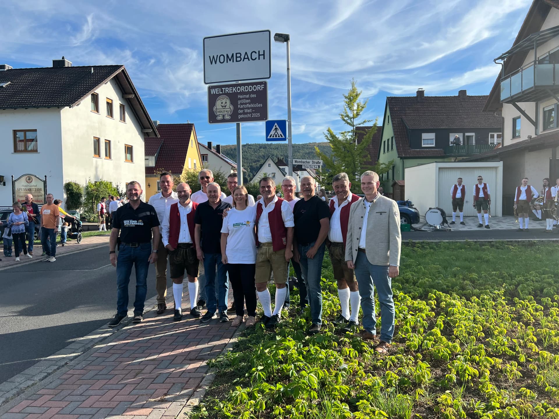 Ortsschild für Wombach anlässlich des Weltrekord-Kloß